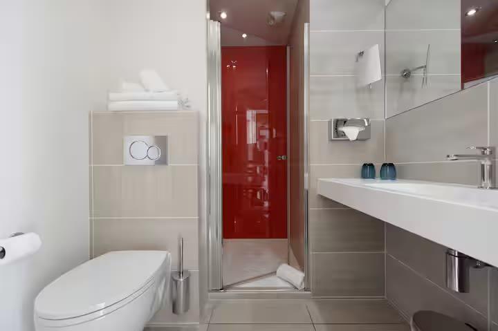 Une salle de bain, une par chambre